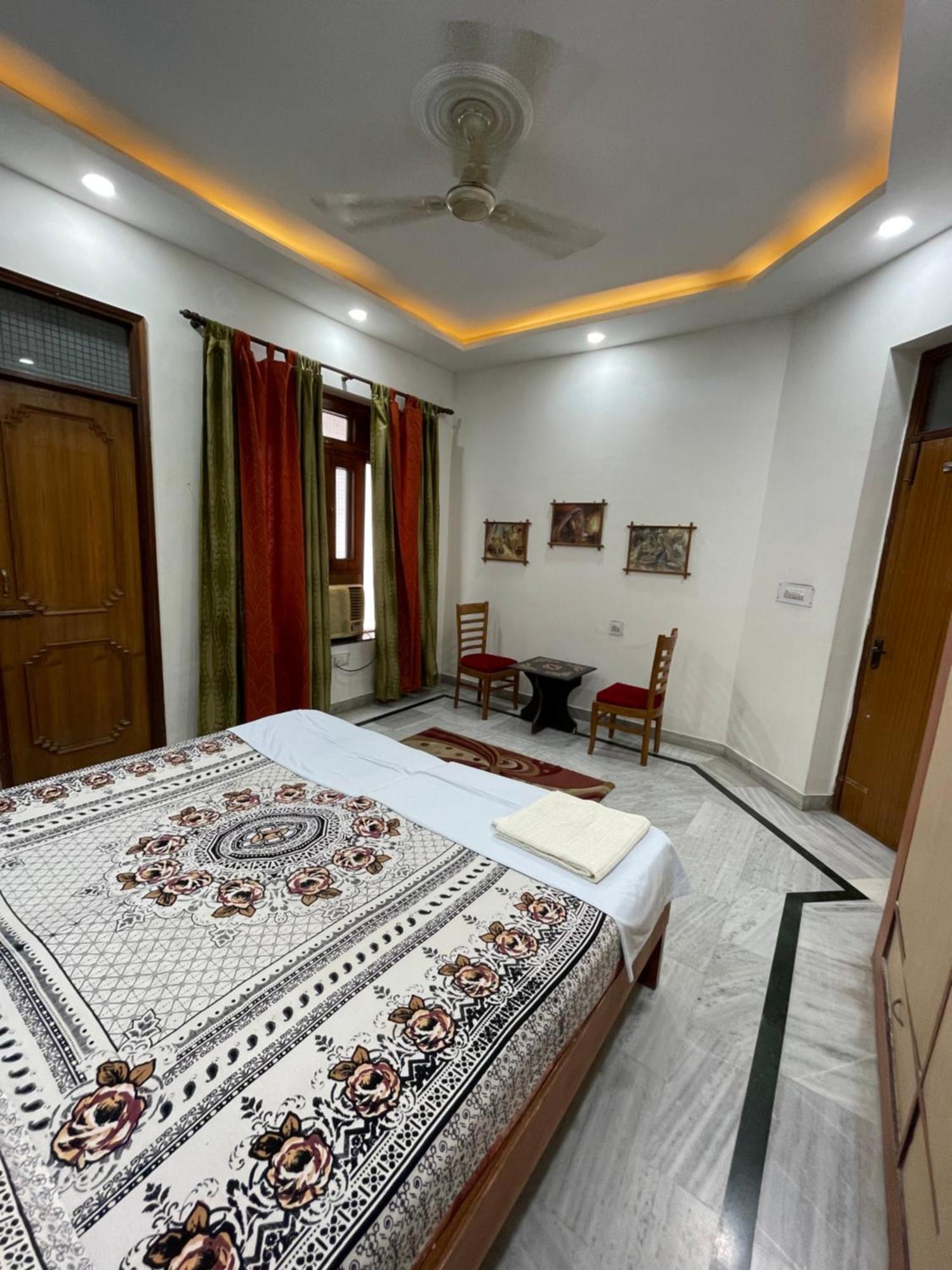 N Agra Homestay *