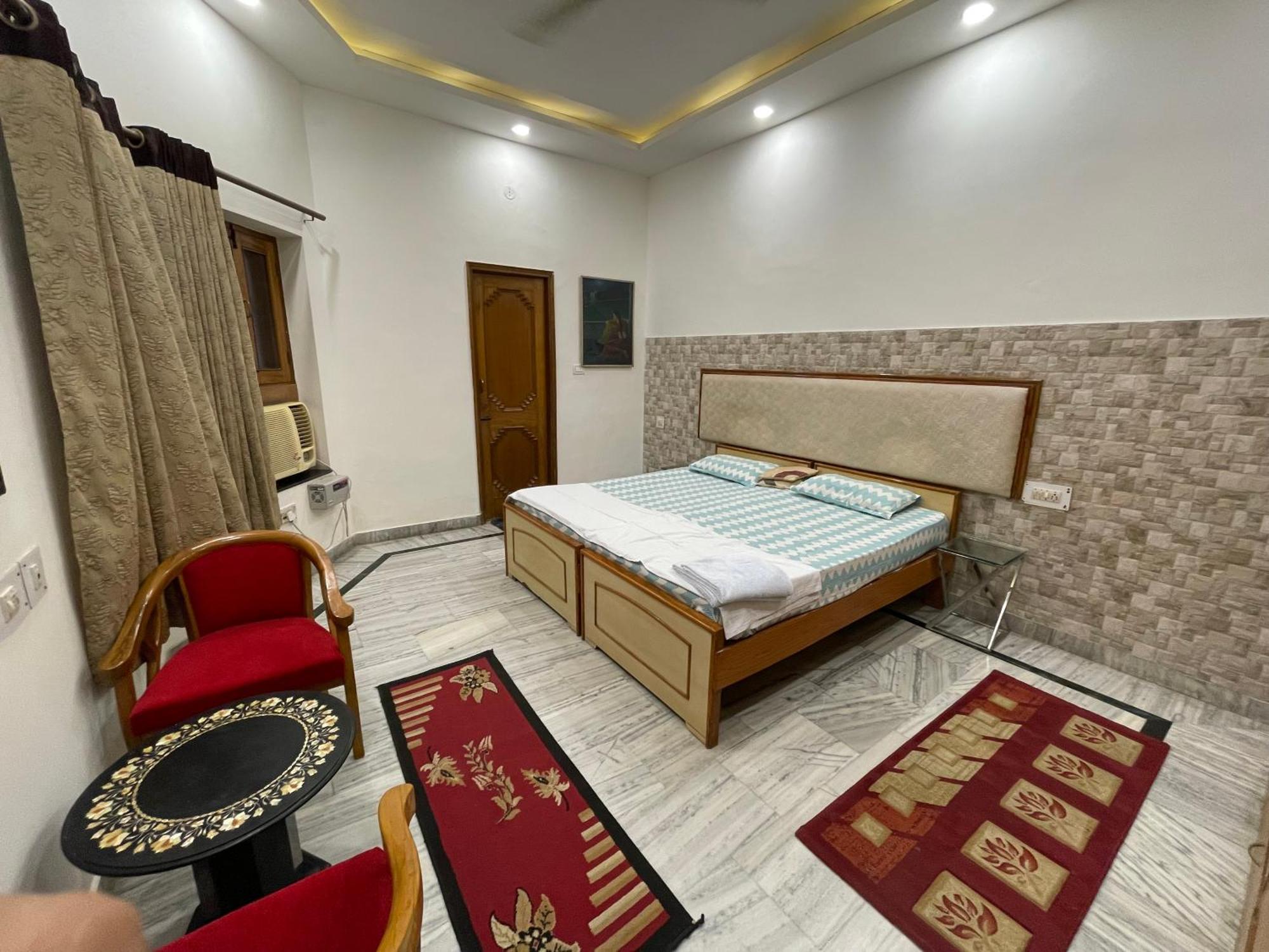 N Agra Homestay *