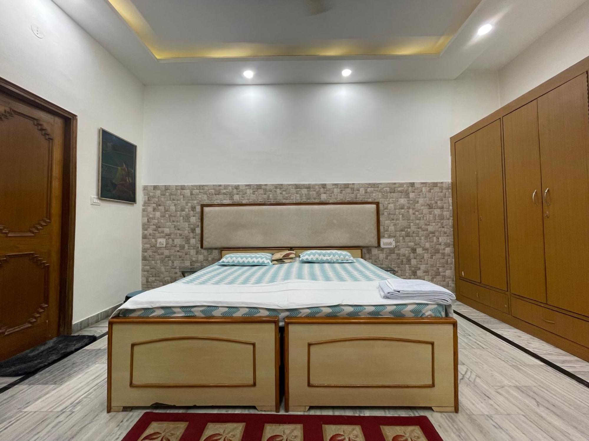N Agra * Tajganj